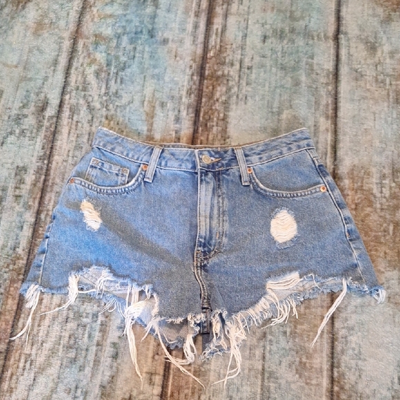 Forever 21 Pants - 🔥🔥CLEARANCE ITEM🔥Forever 21 Blue Distressed Jean Shorts. Size 24